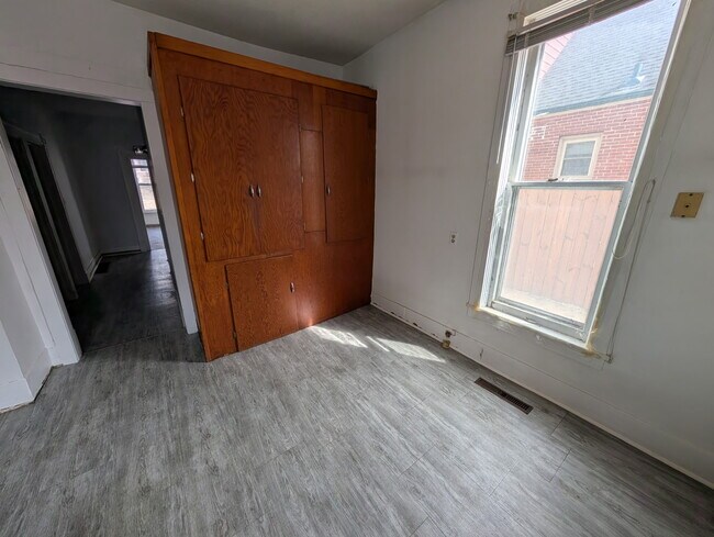 Building Photo - 323 Warren St