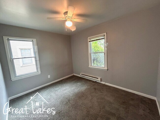 Building Photo - Cozy 2 Bedroom 1 Bathroom now available fo...