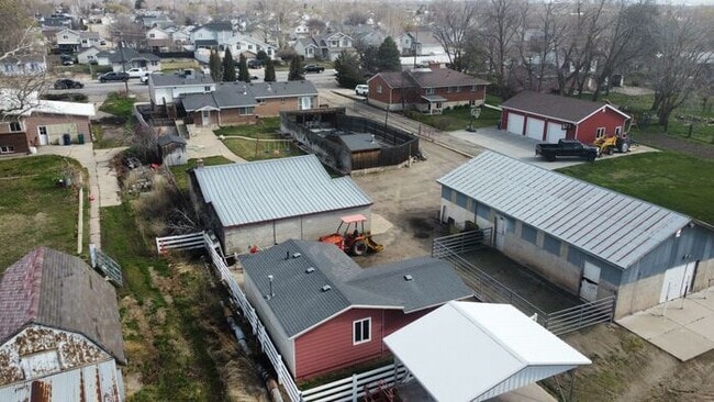 Building Photo - 1 bedroom 1 bath- Home All utilities included. Pet Friendly!