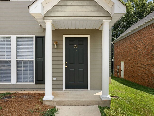 Foto del edificio - Freshly Renovated 2 BR, 2.5 BA Townhome Mi...