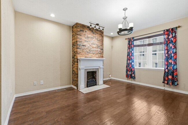 Building Photo - Charming 3 Bedroom/4 Bathroom Detached Home Located In The South Side Flats.  Available Immediately.