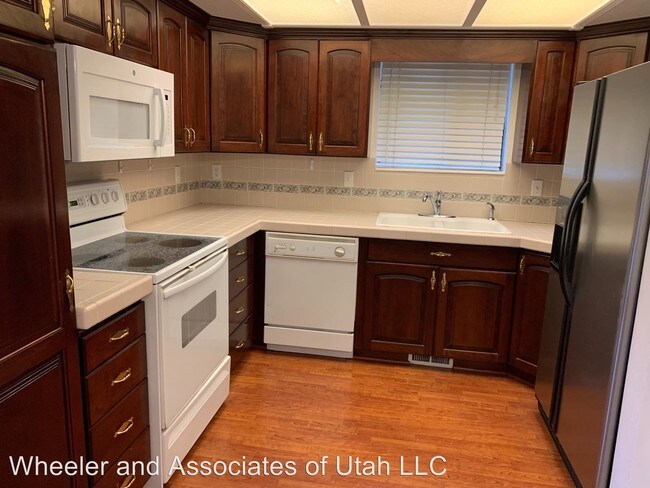 Building Photo - 4 br, 3.5 bath House - 1120 Canyon Rd. #24