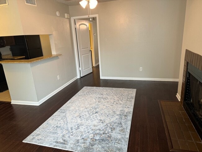 Building Photo - JULY 2025 PRE-LEASE Spacious 1 Bedroom 1 B...