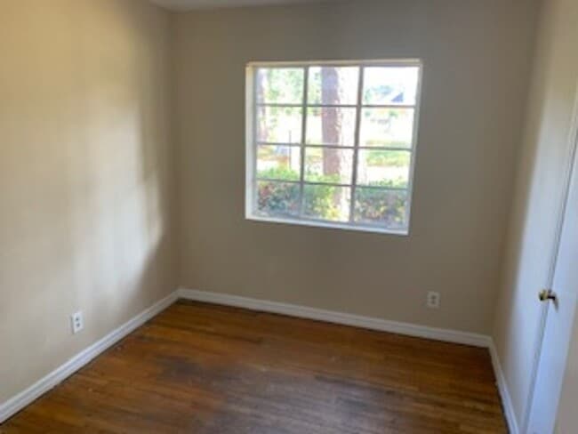 Building Photo - 3/2 Spacious Backyard