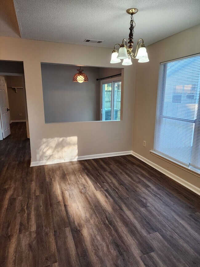 Building Photo - Spacious 2 bedroom 2 bath townhome with walk in closets, fireplace, and washer/ dryer included.