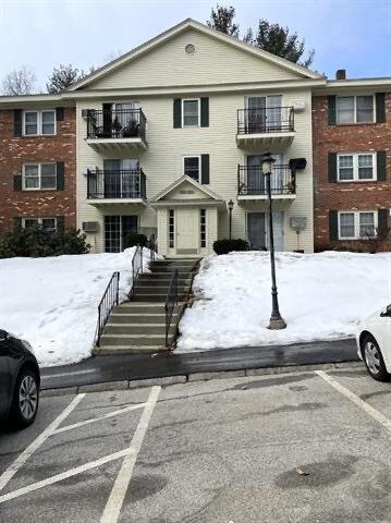 Unit Building - 2 Oak Hill Ln