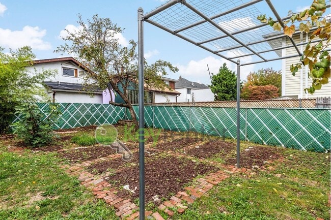 Building Photo - 1-Bed Apartment with Hardwood Floors, In-U...