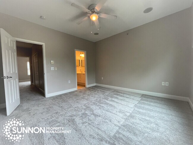 Building Photo - Rare 3 BR 3.5BA w/ Garage & City View in W...