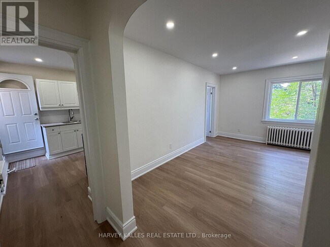 Photo du bâtiment - 1611 Bayview Ave