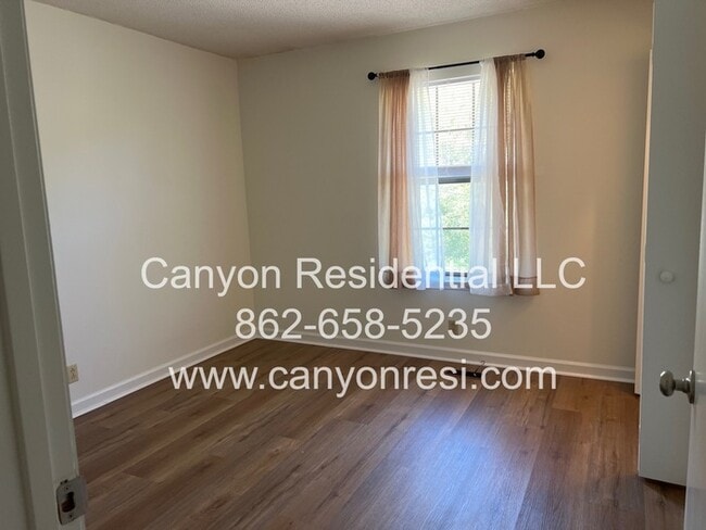 Building Photo - 2494 Shenandoah Dr