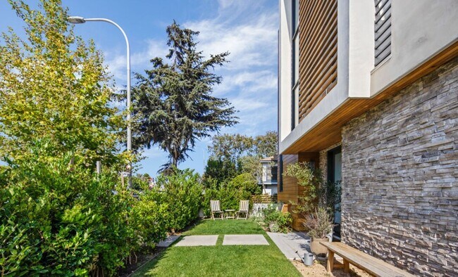 Building Photo - High-End Westside Rental on Washington Pl