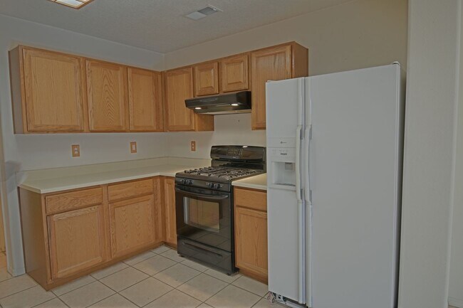 Foto del edificio - NE Heights Townhome Available For Move In