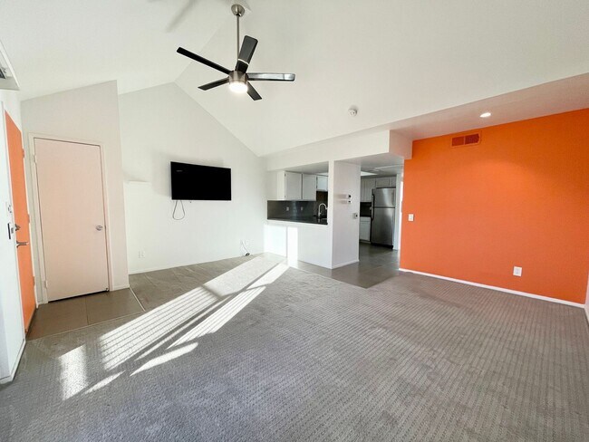 Building Photo - AVAILABLE NOW! 1 Bedroom 1 Bathroom Condo ...