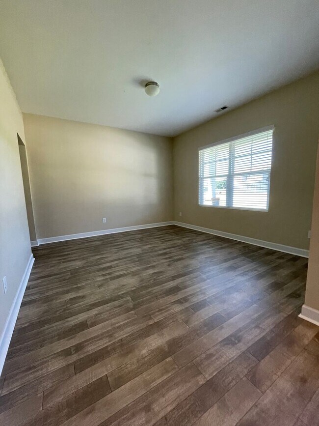 Building Photo - 5 Bedroom and 3.5 Bath Home- Bonus Room (N...