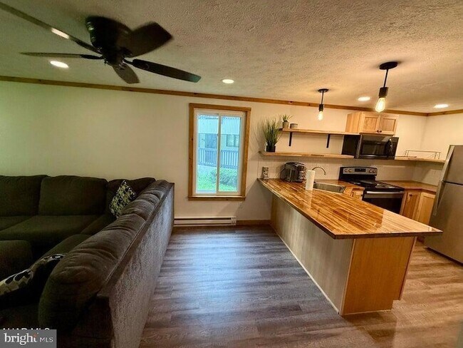 Foto del edificio - 143 Deer Run Ln