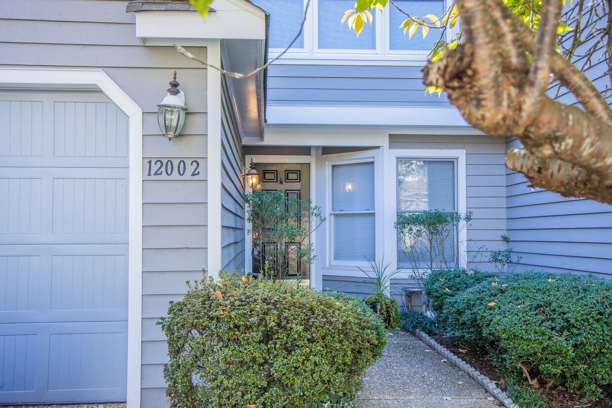 Primary Photo - Lovely 3 bedroom, 2.5 Bathroom townhouse s...