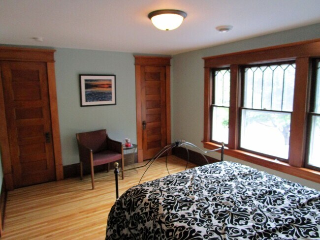 Foto del edificio - SINGLE FAMILY HOME! Great Location! Laundr...