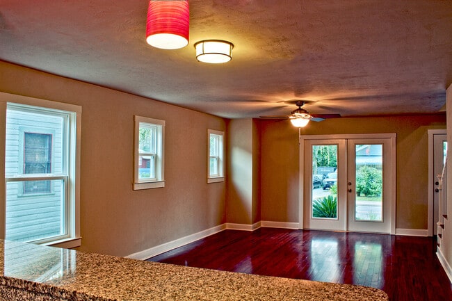 Building Photo - Luxury 4 Bedroom, 4 Bathroom Cottage in Fi...