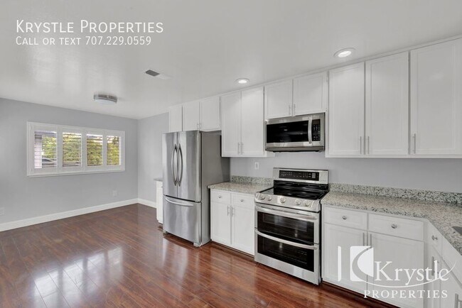 Building Photo - Lovely Townhome blocks from St. Pat's high...