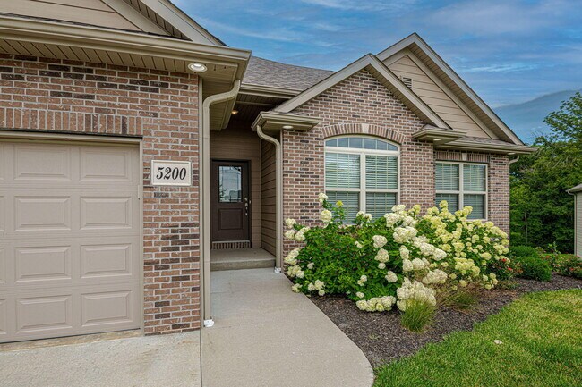 Foto del edificio - 5200 Shoal Creek Ct