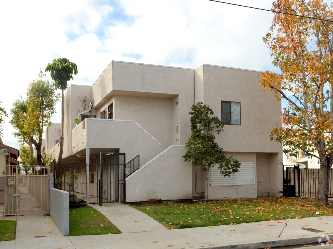 Foto principal - 15609 Belshire Ave