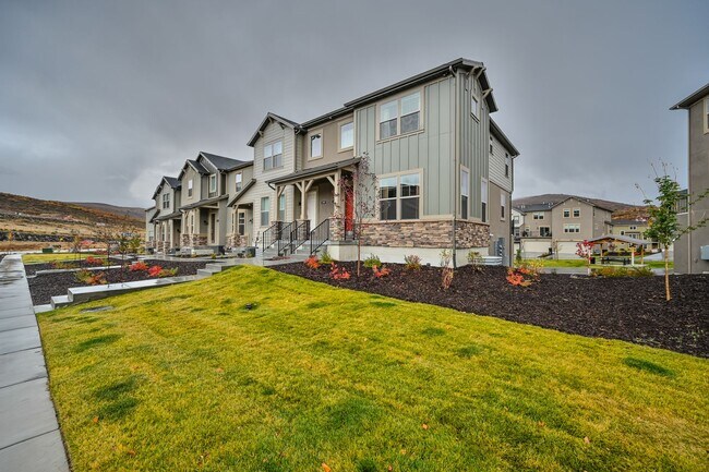 Building Photo - Hilltop Hideaway