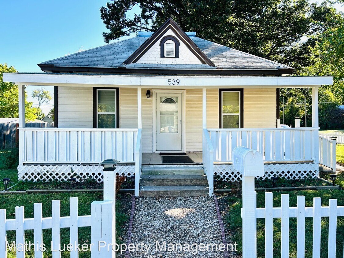 2 br, 1.5 bath House 539 W 11th House Rental in Junction City, KS