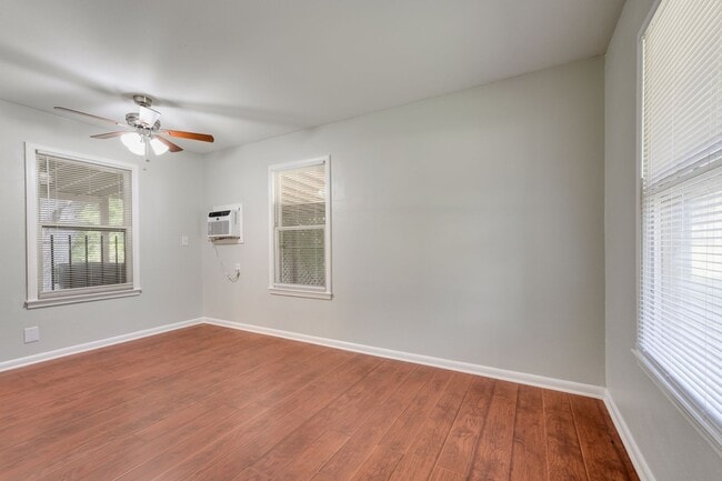 Building Photo - Highland Park Gem- 3/1 with Large Yard