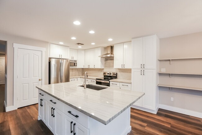 Building Photo - 21118 E Stonecrest Dr