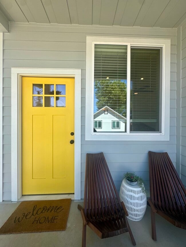 Building Photo - Adorable and updated furnished home in Fol...