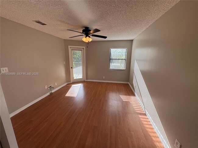 Foto del edificio - 9999 Summerbreeze Dr