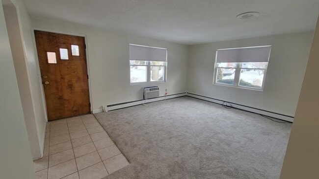 Foto del edificio - 6 Whitman Rd