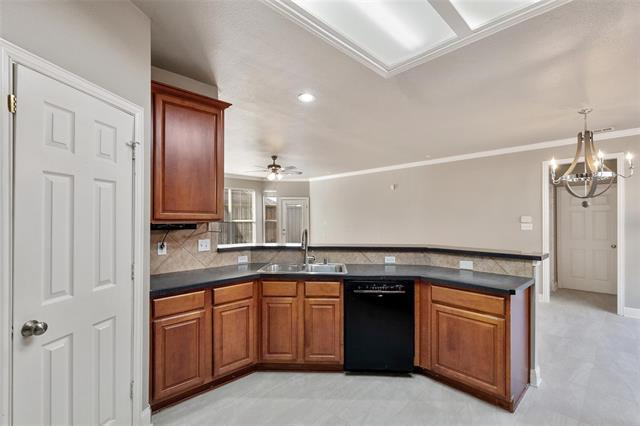 Building Photo - 2026 Camelot Dr