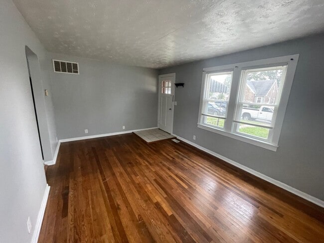 Building Photo - Remodeled 2 Bedroom House!