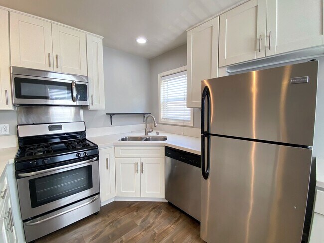 Foto del edificio - Prime North Park Living – Stylish Upstairs Corner 1-Bedroom!