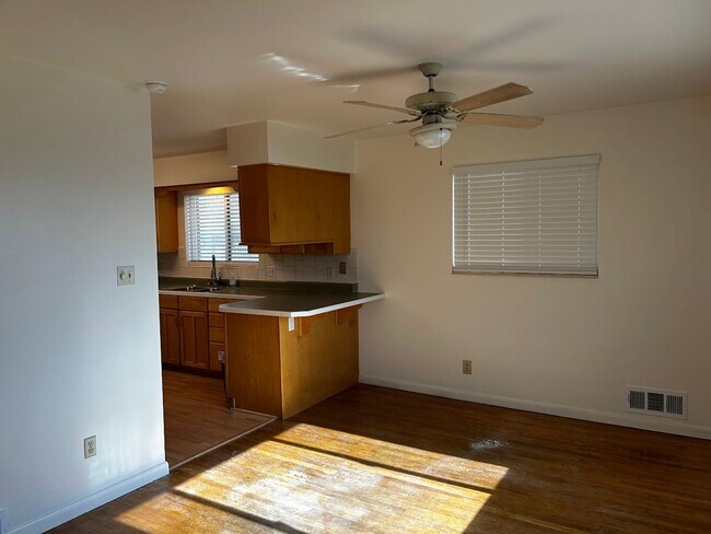 Foto del edificio - Newly Painted 2-Bedroom Apartment in SLC!