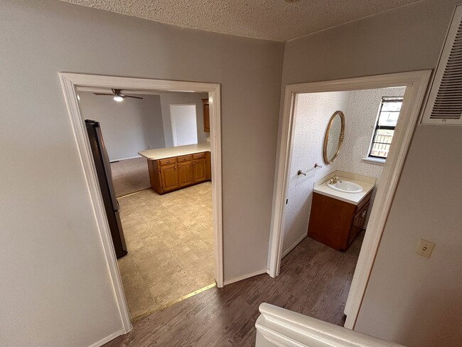 Building Photo - 106 Oak St