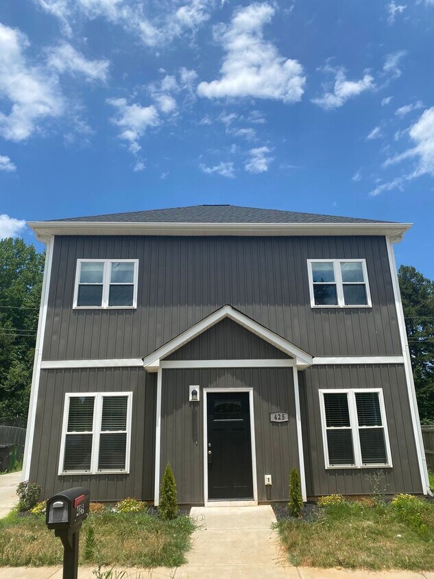 Foto principal - Beautiful 3 bedroom 2.5 bathroom home in C...