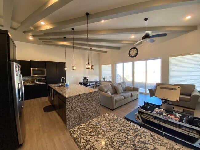 Foto del edificio - 12305 Desert Pine Ave