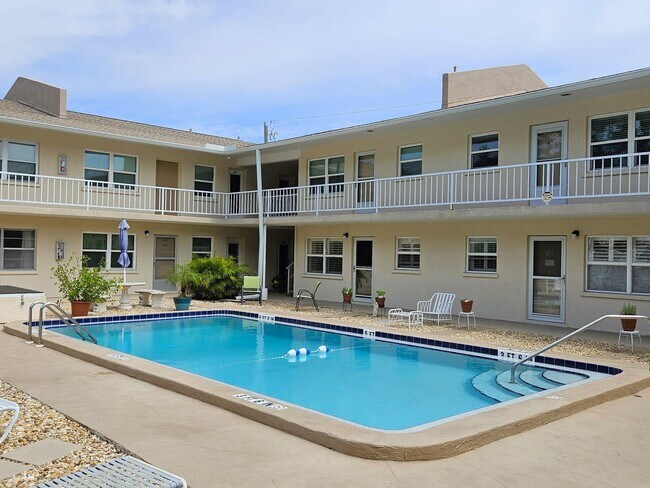 Building Photo - ISLAND OF VENICE! FIRST FLOOR condo with courtyard pool, 2 bed, 1 bath blocks from Downtown and V...