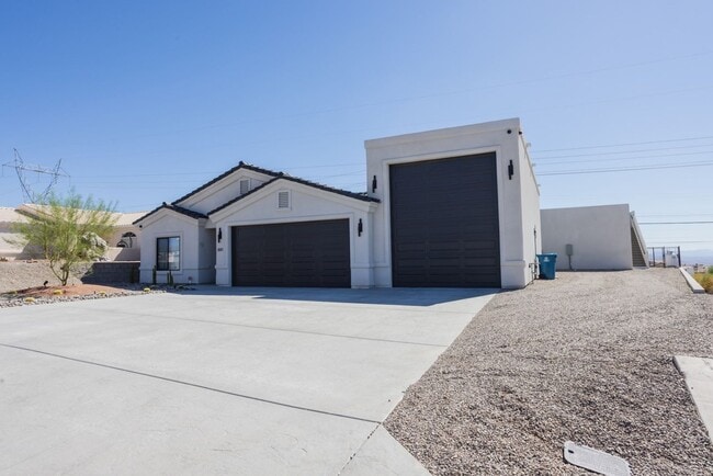 Building Photo - Luxury Vacation Rental