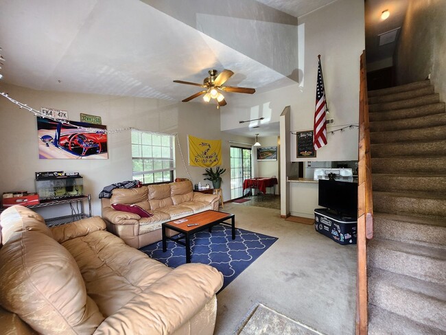 Foto del edificio - 3 bedroom town home for rent across from F...