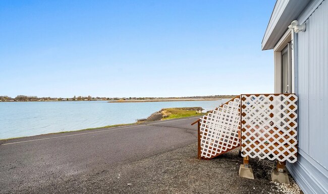 Foto del edificio - Waterfront Tiny Home for Rent! Fully Furni...