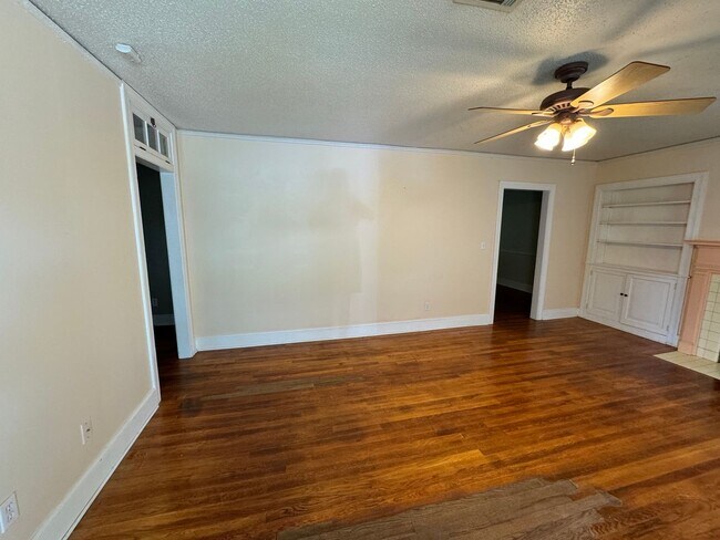 Building Photo - Charming Bungalow