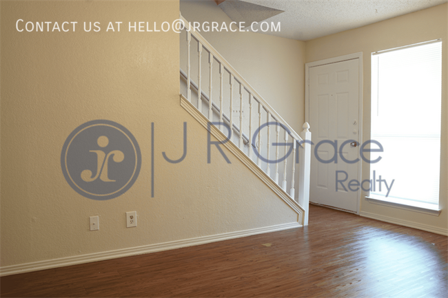 Foto del edificio - 5843 Shadydell Dr