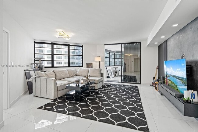 Building Photo - 999 Brickell Bay Dr
