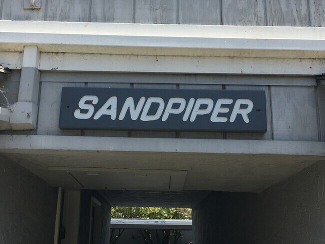 Foto del edificio - Cozy Studio by the Beach in Sandpiper III Complex!