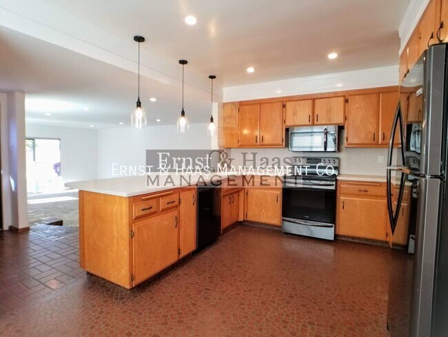 Building Photo - Beautiful 3 Bedroom 2 Bath Home with 4 Car...