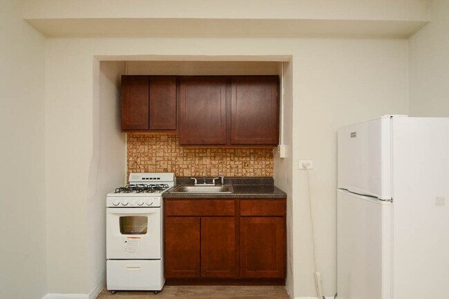 Building Photo - 736 W Belmont Ave