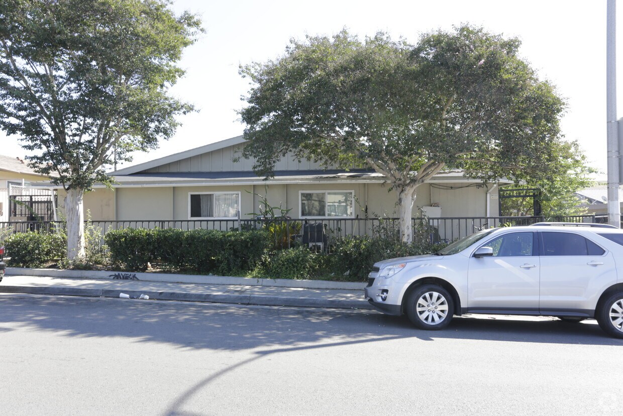 Building Photo - 17442 Queens Ln